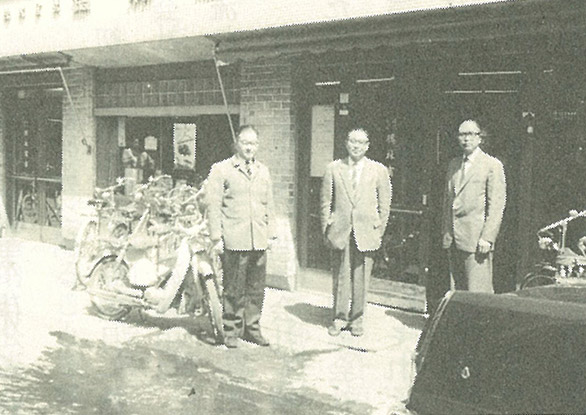 昭和37年5月、宮村町の旧本社前（中央）